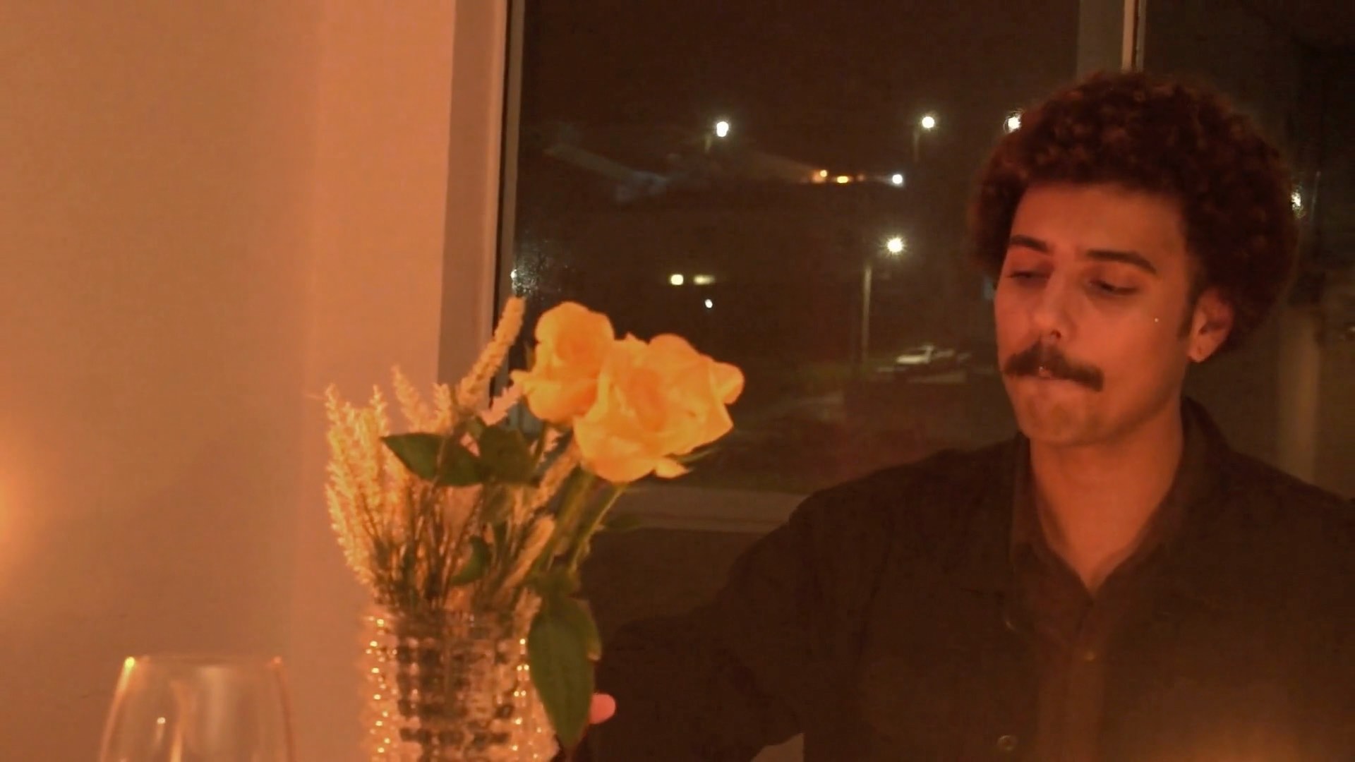 Danilo Lins em cena — quadro do vídeo