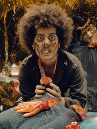 Personagem com maquiagem de terror em evento noturno