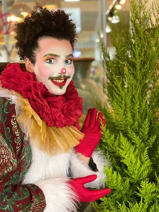 Personagem natalino junto à decoração de Natal
