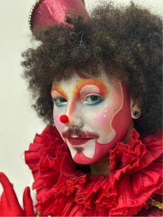 Retrato de personagem com cartola e maquiagem colorida