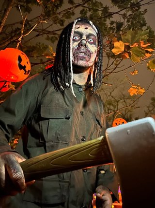 Personagem de terror em cenário de Halloween