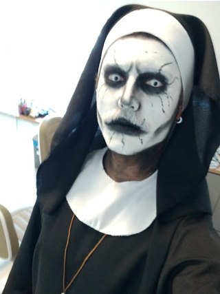 Personagem de freira com maquiagem de terror