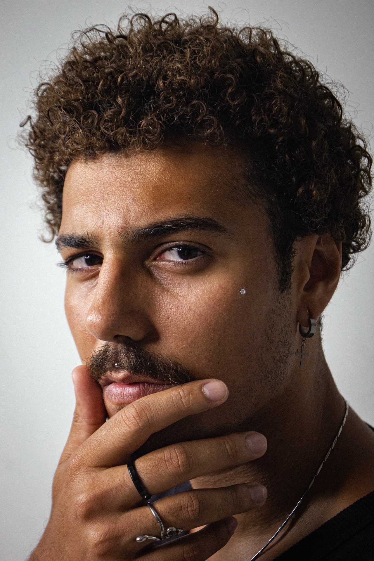 Danilo Lins em close, mão no queixo