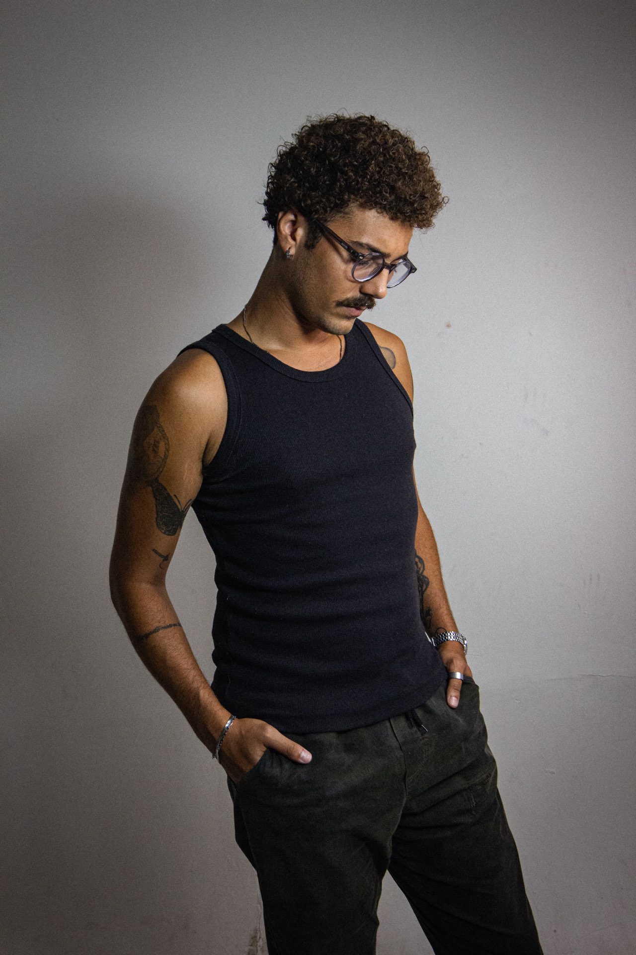 Danilo Lins de pé, de óculos, olhando para baixo